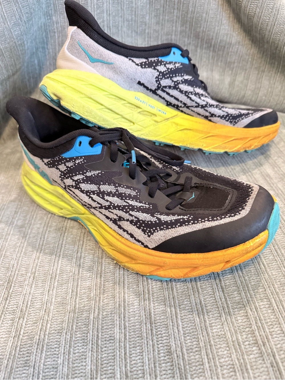 Hoka MEN'S SPEEDGOAT 5 BLACK I EVENING PRIMROSE. Size 9.5 D